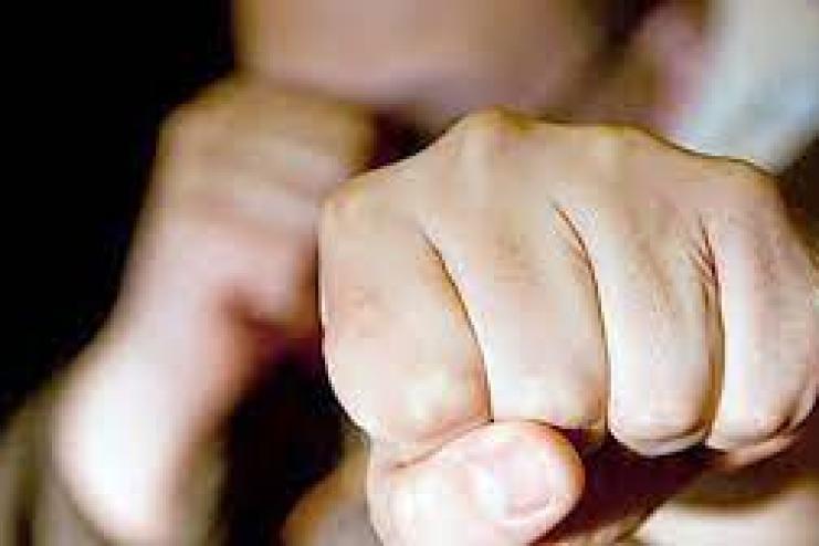 Побив ногами стареньку матір, бо не давала гроші на випивку: затримано сина потерпілої